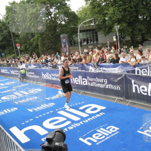 29.06.2025 - hella hamburg halbmarathon Michael Strokosch http://msf.ph/oto/8535563 29.06.2025 10:21:15 Ziel  meine-sportfotos.de