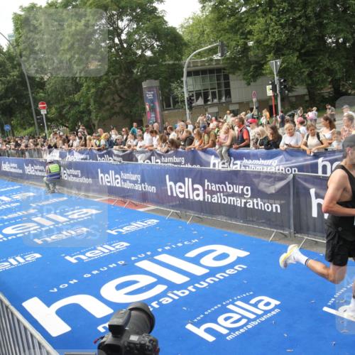 29.06.2025 - hella hamburg halbmarathon Michael Strokosch http://msf.ph/oto/8535565 29.06.2025 10:21:16 Ziel  meine-sportfotos.de