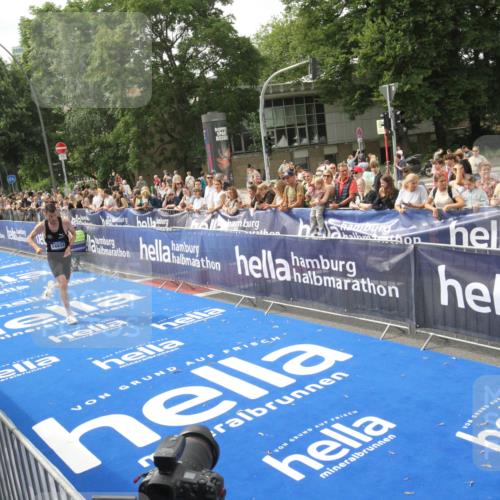 29.06.2025 - hella hamburg halbmarathon Michael Strokosch http://msf.ph/oto/8535566 29.06.2025 10:21:25 Ziel  meine-sportfotos.de