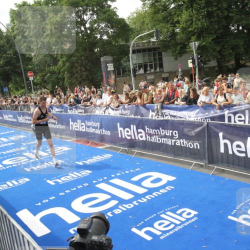 29.06.2025 - hella hamburg halbmarathon Michael Strokosch http://msf.ph/oto/8535567 29.06.2025 10:21:26 Ziel  meine-sportfotos.de