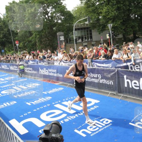 29.06.2025 - hella hamburg halbmarathon Michael Strokosch http://msf.ph/oto/8535571 29.06.2025 10:21:27 Ziel  meine-sportfotos.de