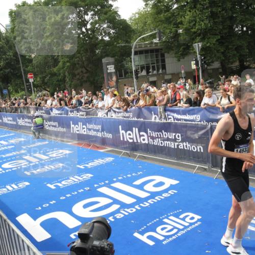29.06.2025 - hella hamburg halbmarathon Michael Strokosch http://msf.ph/oto/8535573 29.06.2025 10:21:28 Ziel  meine-sportfotos.de