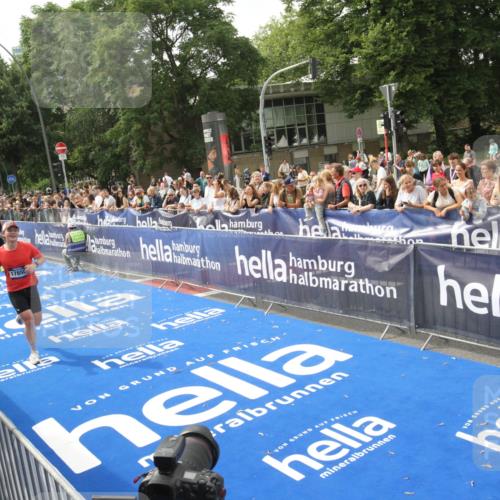 29.06.2025 - hella hamburg halbmarathon Michael Strokosch http://msf.ph/oto/8535575 29.06.2025 10:21:38 Ziel  meine-sportfotos.de
