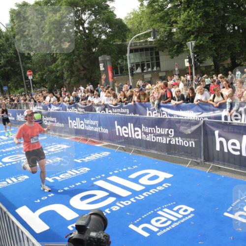 29.06.2025 - hella hamburg halbmarathon Michael Strokosch http://msf.ph/oto/8535576 29.06.2025 10:21:38 Ziel  meine-sportfotos.de
