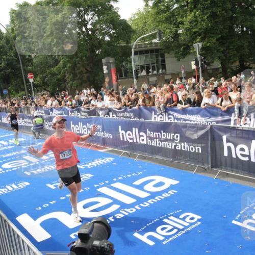 29.06.2025 - hella hamburg halbmarathon Michael Strokosch http://msf.ph/oto/8535577 29.06.2025 10:21:38 Ziel  meine-sportfotos.de