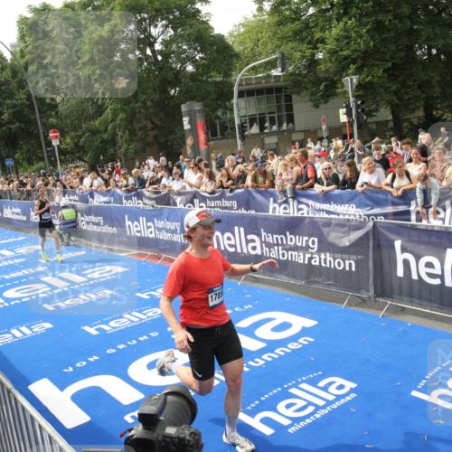 29.06.2025 - hella hamburg halbmarathon Michael Strokosch http://msf.ph/oto/8535578 29.06.2025 10:21:39 Ziel  meine-sportfotos.de