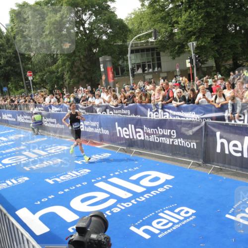 29.06.2025 - hella hamburg halbmarathon Michael Strokosch http://msf.ph/oto/8535581 29.06.2025 10:21:40 Ziel  meine-sportfotos.de