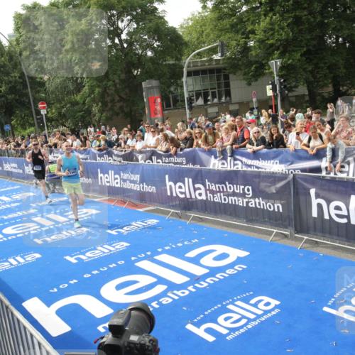 29.06.2025 - hella hamburg halbmarathon Michael Strokosch http://msf.ph/oto/8535588 29.06.2025 10:21:44 Ziel  meine-sportfotos.de