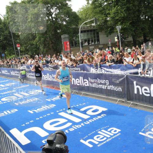 29.06.2025 - hella hamburg halbmarathon Michael Strokosch http://msf.ph/oto/8535590 29.06.2025 10:21:45 Ziel  meine-sportfotos.de