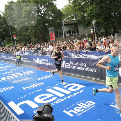 29.06.2025 - hella hamburg halbmarathon Michael Strokosch http://msf.ph/oto/8535592 29.06.2025 10:21:45 Ziel  meine-sportfotos.de