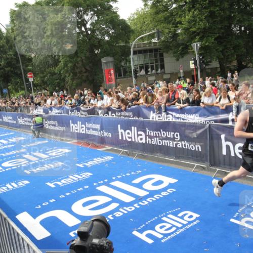 29.06.2025 - hella hamburg halbmarathon Michael Strokosch http://msf.ph/oto/8535594 29.06.2025 10:21:46 Ziel  meine-sportfotos.de