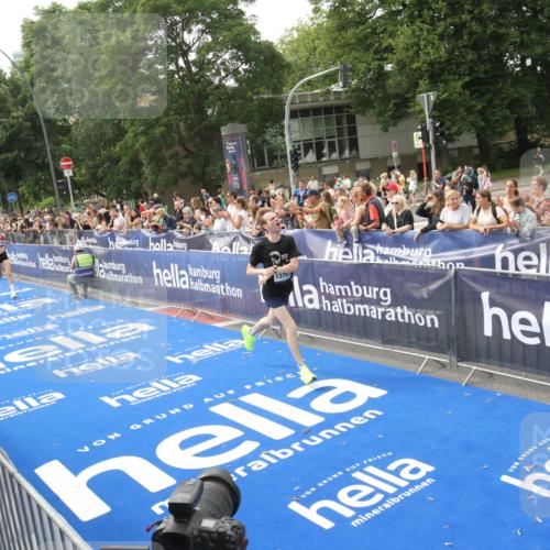 29.06.2025 - hella hamburg halbmarathon Michael Strokosch http://msf.ph/oto/8535596 29.06.2025 10:22:06 Ziel  meine-sportfotos.de