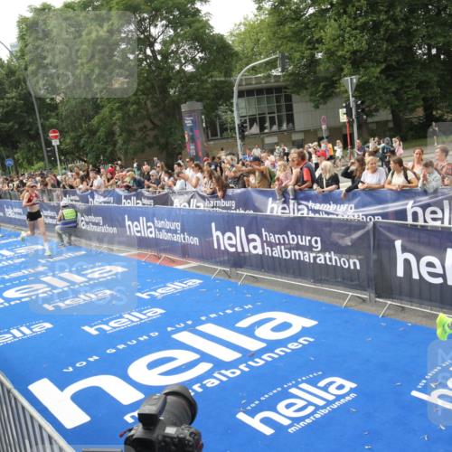 29.06.2025 - hella hamburg halbmarathon Michael Strokosch http://msf.ph/oto/8535598 29.06.2025 10:22:07 Ziel  meine-sportfotos.de