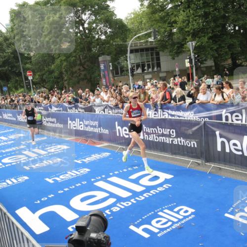 29.06.2025 - hella hamburg halbmarathon Michael Strokosch http://msf.ph/oto/8535602 29.06.2025 10:22:08 Ziel  meine-sportfotos.de