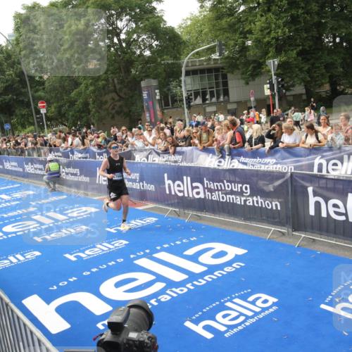 29.06.2025 - hella hamburg halbmarathon Michael Strokosch http://msf.ph/oto/8535604 29.06.2025 10:22:09 Ziel  meine-sportfotos.de