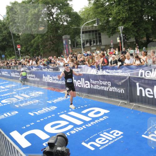 29.06.2025 - hella hamburg halbmarathon Michael Strokosch http://msf.ph/oto/8535605 29.06.2025 10:22:10 Ziel  meine-sportfotos.de