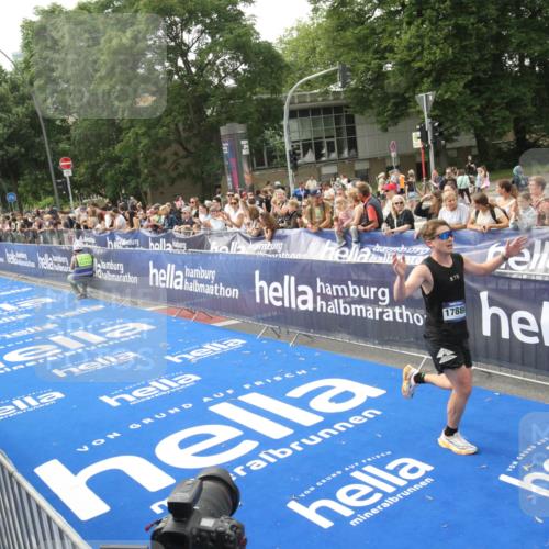 29.06.2025 - hella hamburg halbmarathon Michael Strokosch http://msf.ph/oto/8535607 29.06.2025 10:22:10 Ziel  meine-sportfotos.de