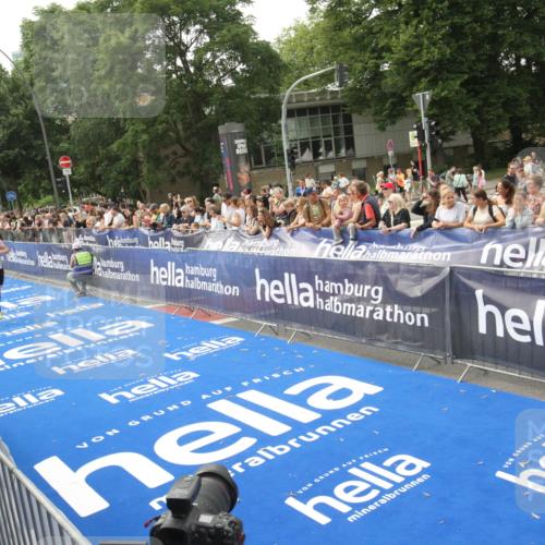 29.06.2025 - hella hamburg halbmarathon Michael Strokosch http://msf.ph/oto/8535608 29.06.2025 10:22:13 Ziel  meine-sportfotos.de