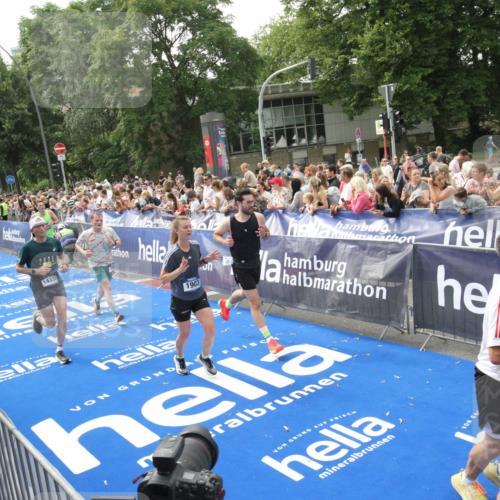 29.06.2025 - hella hamburg halbmarathon Michael Strokosch http://msf.ph/oto/8535610 29.06.2025 10:42:22 Ziel  meine-sportfotos.de