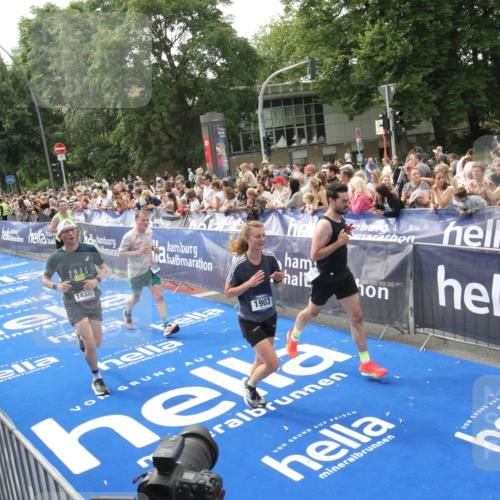 29.06.2025 - hella hamburg halbmarathon Michael Strokosch http://msf.ph/oto/8535612 29.06.2025 10:42:22 Ziel  meine-sportfotos.de