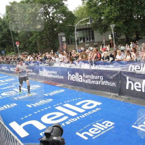 29.06.2025 - hella hamburg halbmarathon Michael Strokosch http://msf.ph/oto/8535613 29.06.2025 10:22:14 Ziel  meine-sportfotos.de