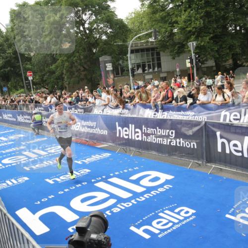 29.06.2025 - hella hamburg halbmarathon Michael Strokosch http://msf.ph/oto/8535615 29.06.2025 10:22:14 Ziel  meine-sportfotos.de
