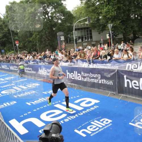 29.06.2025 - hella hamburg halbmarathon Michael Strokosch http://msf.ph/oto/8535617 29.06.2025 10:22:15 Ziel  meine-sportfotos.de