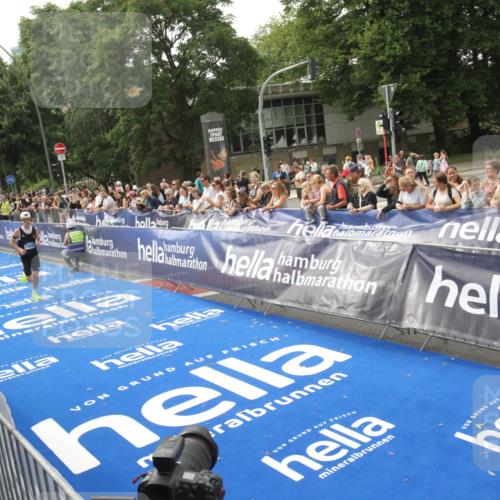 29.06.2025 - hella hamburg halbmarathon Michael Strokosch http://msf.ph/oto/8535624 29.06.2025 10:22:18 Ziel  meine-sportfotos.de
