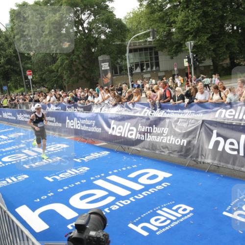 29.06.2025 - hella hamburg halbmarathon Michael Strokosch http://msf.ph/oto/8535629 29.06.2025 10:22:19 Ziel  meine-sportfotos.de