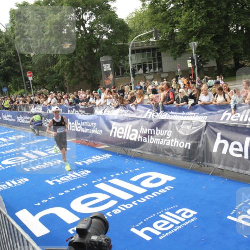 29.06.2025 - hella hamburg halbmarathon Michael Strokosch http://msf.ph/oto/8535630 29.06.2025 10:22:19 Ziel  meine-sportfotos.de