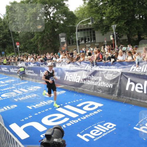 29.06.2025 - hella hamburg halbmarathon Michael Strokosch http://msf.ph/oto/8535632 29.06.2025 10:22:19 Ziel  meine-sportfotos.de