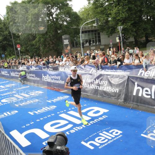 29.06.2025 - hella hamburg halbmarathon Michael Strokosch http://msf.ph/oto/8535634 29.06.2025 10:22:20 Ziel  meine-sportfotos.de