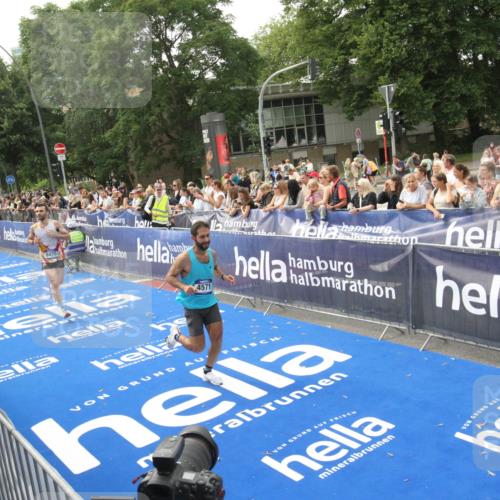29.06.2025 - hella hamburg halbmarathon Michael Strokosch http://msf.ph/oto/8535640 29.06.2025 10:22:29 Ziel  meine-sportfotos.de