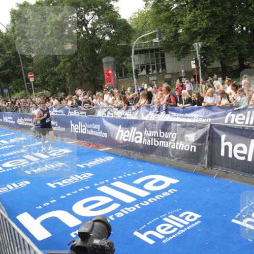 29.06.2025 - hella hamburg halbmarathon Michael Strokosch http://msf.ph/oto/8535646 29.06.2025 10:22:39 Ziel  meine-sportfotos.de