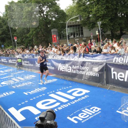 29.06.2025 - hella hamburg halbmarathon Michael Strokosch http://msf.ph/oto/8535650 29.06.2025 10:22:40 Ziel  meine-sportfotos.de