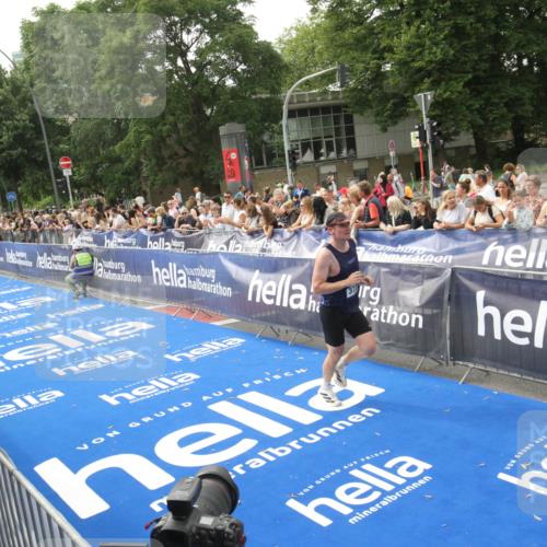 29.06.2025 - hella hamburg halbmarathon Michael Strokosch http://msf.ph/oto/8535654 29.06.2025 10:22:41 Ziel  meine-sportfotos.de