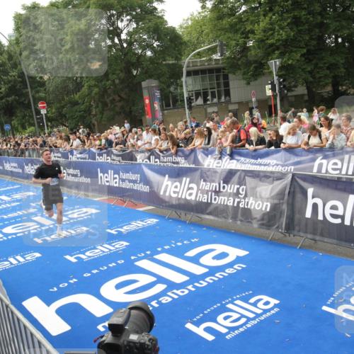 29.06.2025 - hella hamburg halbmarathon Michael Strokosch http://msf.ph/oto/8535659 29.06.2025 10:22:45 Ziel  meine-sportfotos.de