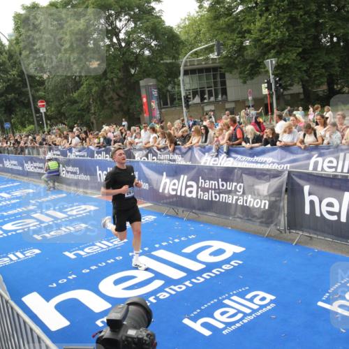 29.06.2025 - hella hamburg halbmarathon Michael Strokosch http://msf.ph/oto/8535664 29.06.2025 10:22:45 Ziel  meine-sportfotos.de