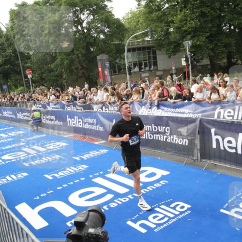 29.06.2025 - hella hamburg halbmarathon Michael Strokosch http://msf.ph/oto/8535666 29.06.2025 10:22:46 Ziel  meine-sportfotos.de