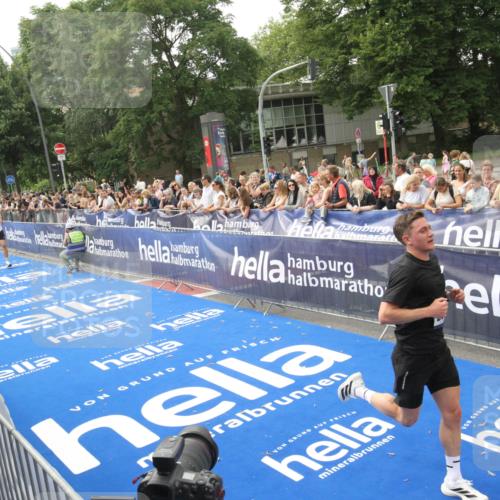 29.06.2025 - hella hamburg halbmarathon Michael Strokosch http://msf.ph/oto/8535668 29.06.2025 10:22:46 Ziel  meine-sportfotos.de