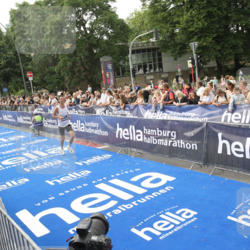 29.06.2025 - hella hamburg halbmarathon Michael Strokosch http://msf.ph/oto/8535674 29.06.2025 10:22:48 Ziel  meine-sportfotos.de