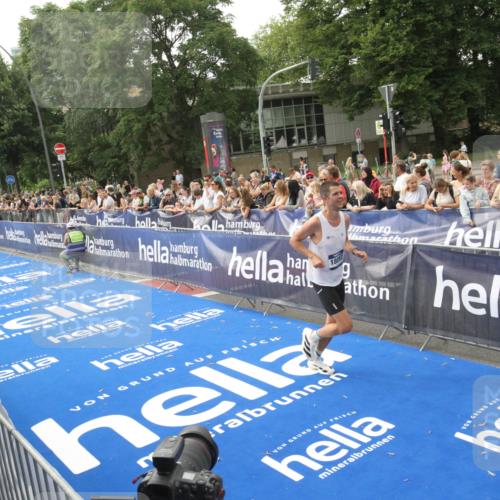 29.06.2025 - hella hamburg halbmarathon Michael Strokosch http://msf.ph/oto/8535679 29.06.2025 10:22:49 Ziel  meine-sportfotos.de