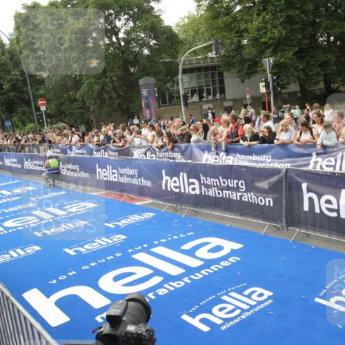 29.06.2025 - hella hamburg halbmarathon Michael Strokosch http://msf.ph/oto/8535687 29.06.2025 10:22:56 Ziel  meine-sportfotos.de