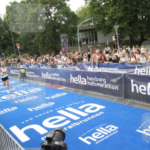 29.06.2025 - hella hamburg halbmarathon Michael Strokosch http://msf.ph/oto/8535694 29.06.2025 10:22:57 Ziel  meine-sportfotos.de