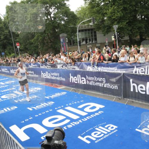 29.06.2025 - hella hamburg halbmarathon Michael Strokosch http://msf.ph/oto/8535697 29.06.2025 10:22:57 Ziel  meine-sportfotos.de