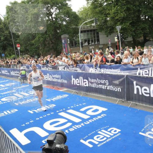29.06.2025 - hella hamburg halbmarathon Michael Strokosch http://msf.ph/oto/8535699 29.06.2025 10:22:58 Ziel  meine-sportfotos.de