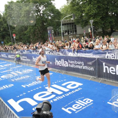 29.06.2025 - hella hamburg halbmarathon Michael Strokosch http://msf.ph/oto/8535701 29.06.2025 10:22:58 Ziel  meine-sportfotos.de