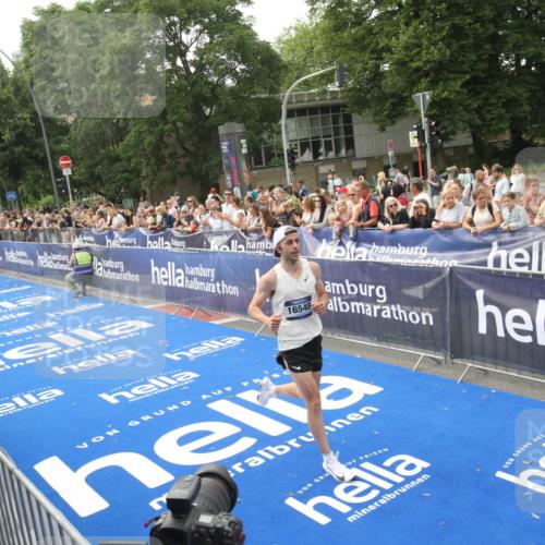 29.06.2025 - hella hamburg halbmarathon Michael Strokosch http://msf.ph/oto/8535703 29.06.2025 10:22:58 Ziel  meine-sportfotos.de