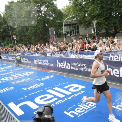 29.06.2025 - hella hamburg halbmarathon Michael Strokosch http://msf.ph/oto/8535706 29.06.2025 10:22:59 Ziel  meine-sportfotos.de