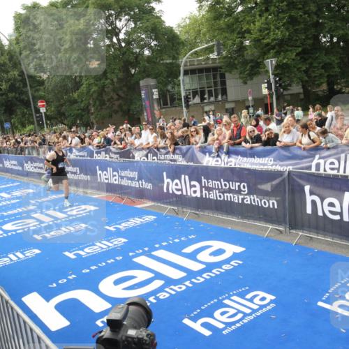 29.06.2025 - hella hamburg halbmarathon Michael Strokosch http://msf.ph/oto/8535707 29.06.2025 10:23:00 Ziel  meine-sportfotos.de